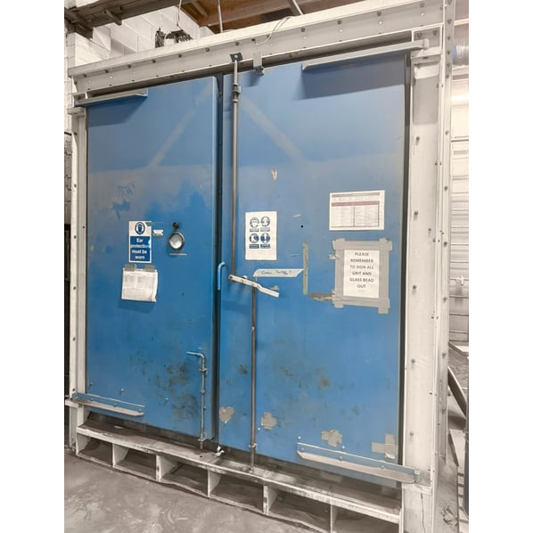 Wheelabrator Waffle Floor Blast Room with Extractor &amp; Pressure Pot